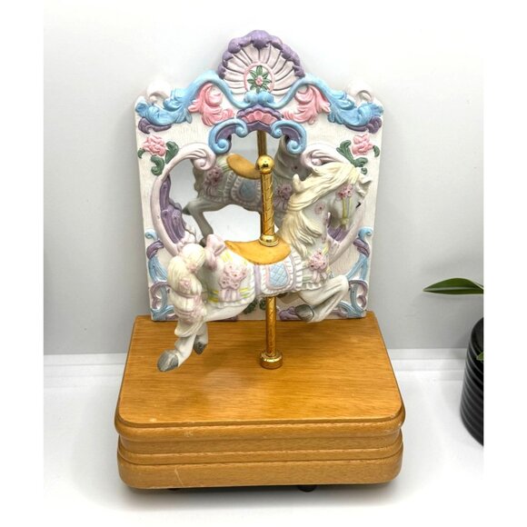 Vintage Westland Carousel Music Box With Rotating Horse Design & Wooden Base - Picture 6 of 8